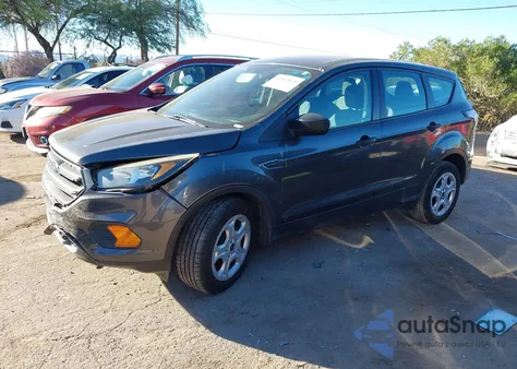 2018 Ford Escape S z USA, uszkodzony, nr VIN 1FMCU0F70JUA56239
